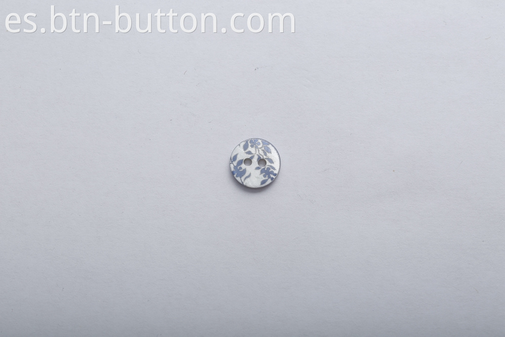 Round four-hole shell button
